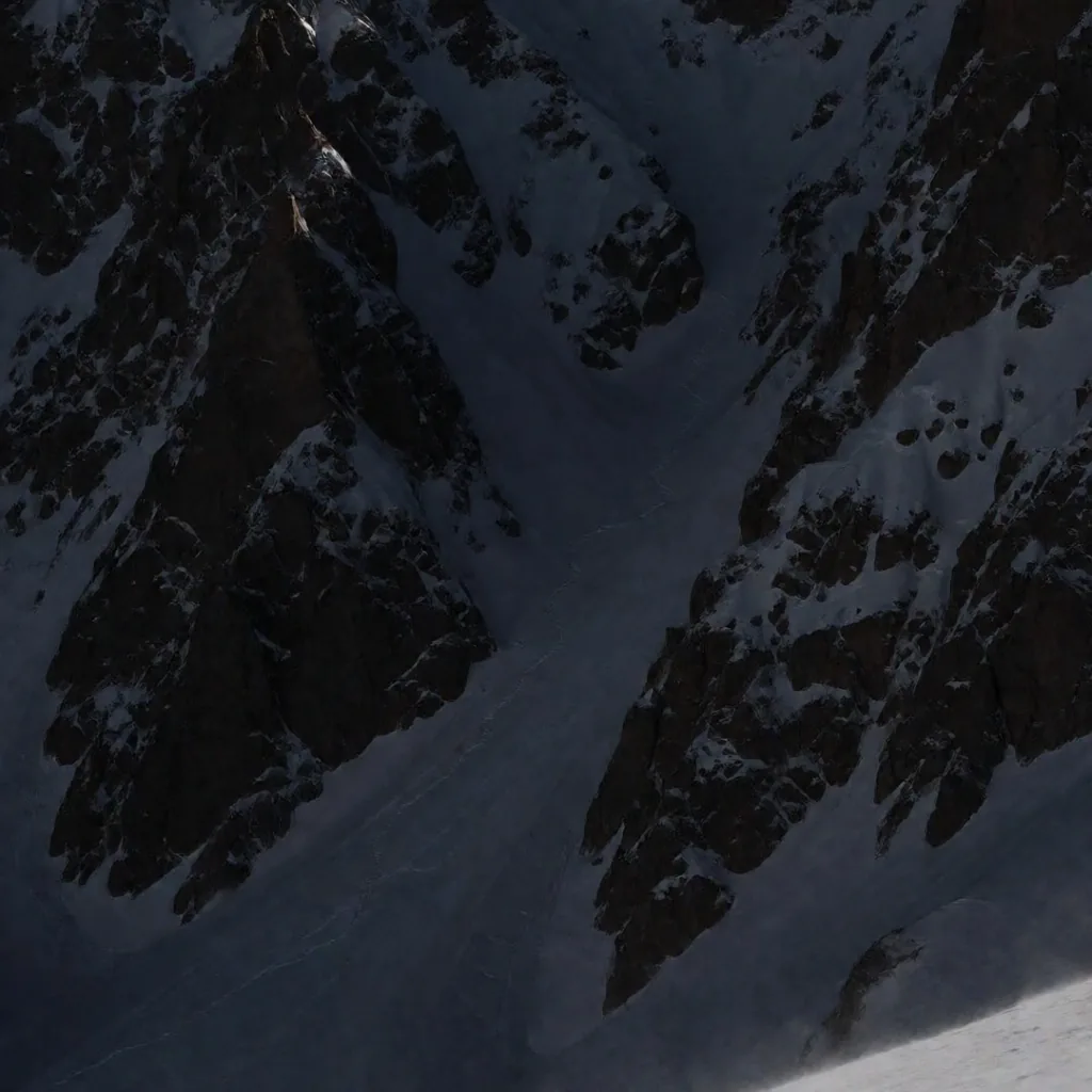 Pendiente extrema en la Cordillera de los Andes sin señalización de pistas