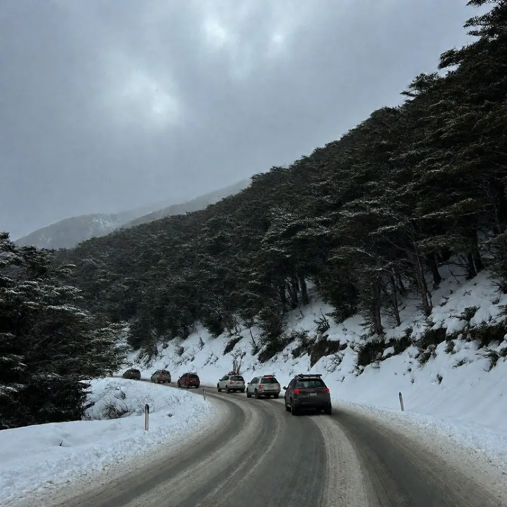 Ruta de montaña con tráfico hacia el cerro en invierno